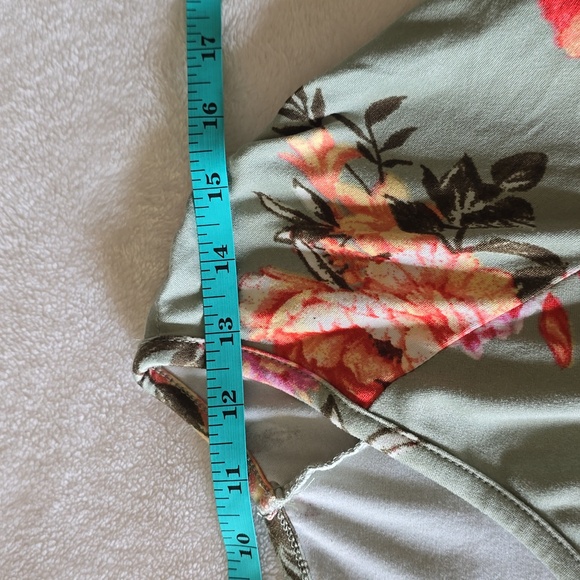 Absolutely Famous Women's Size Medium Green Floral Smocked Long‎ Sleeve Top - Picture 5 of 10